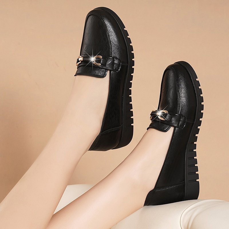 Elegant Comfort Elizabeth Ainsley Leather Flat Loafers