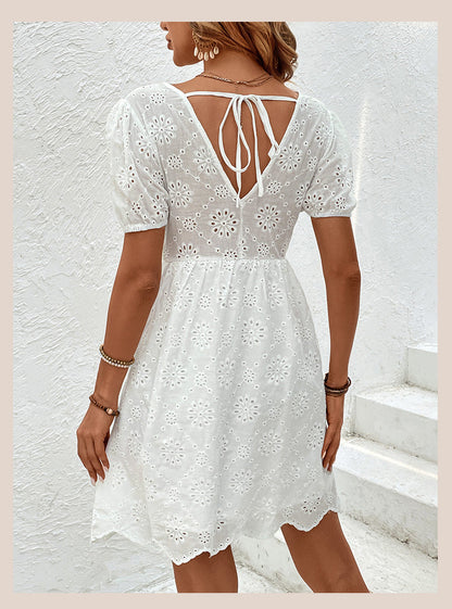 Robe élégante à œillets Amelie Morin à manches bouffantes