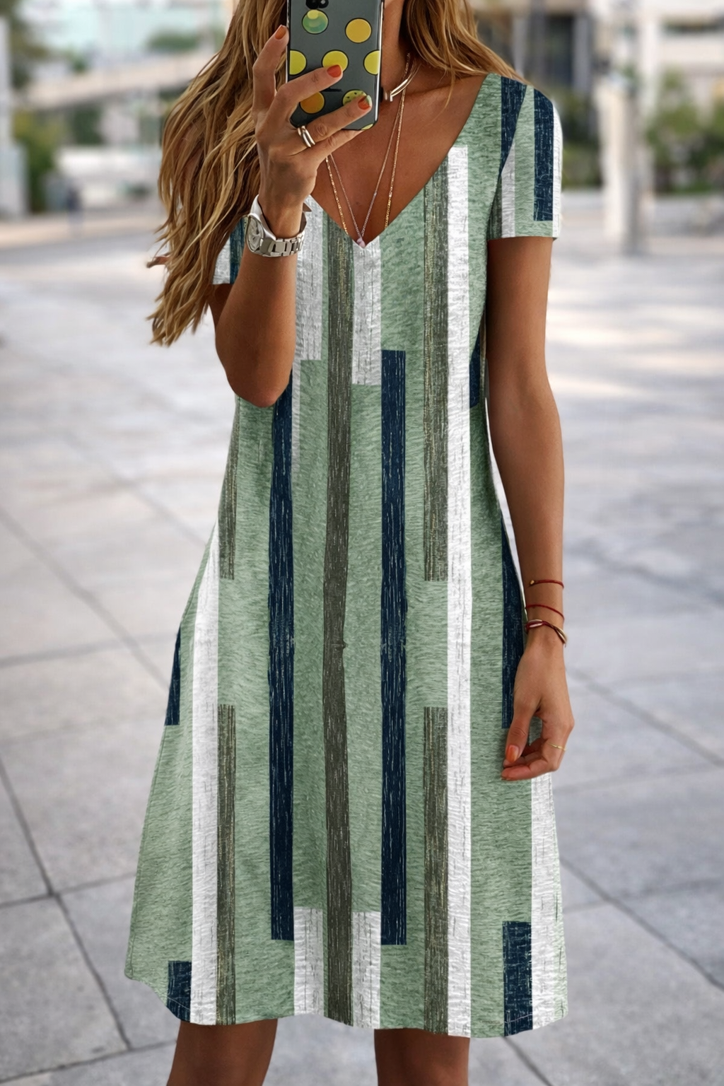 Robe chic à col en V grande taille signée Amélie Morin