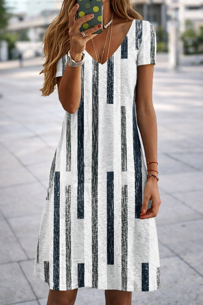 Robe chic à col en V grande taille signée Amélie Morin