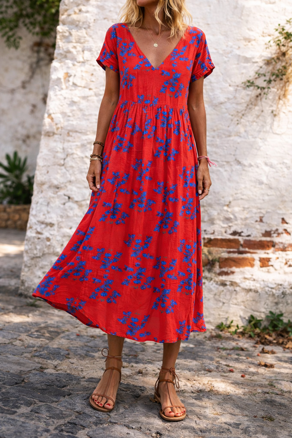 Robe longue maxi en coton à col V et imprimé floral, signée Amélie Morin