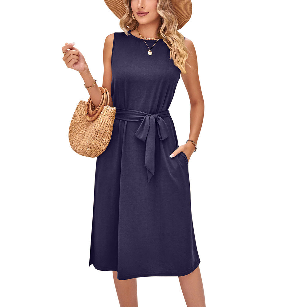 Robe midi chic sans manches et ceinturée par Amélie Morin