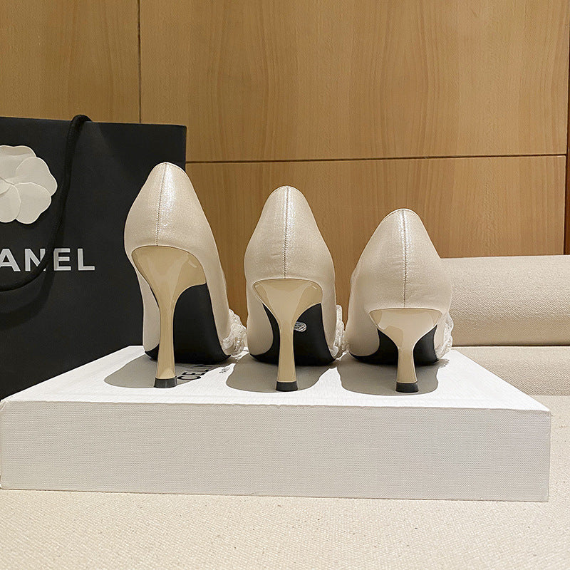 Escarpins élégants en dentelle à talons aiguilles par Amélie Morin