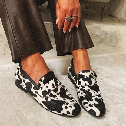 Chaussures grandes tailles à bout rond imprimé vache par Amélie Morin