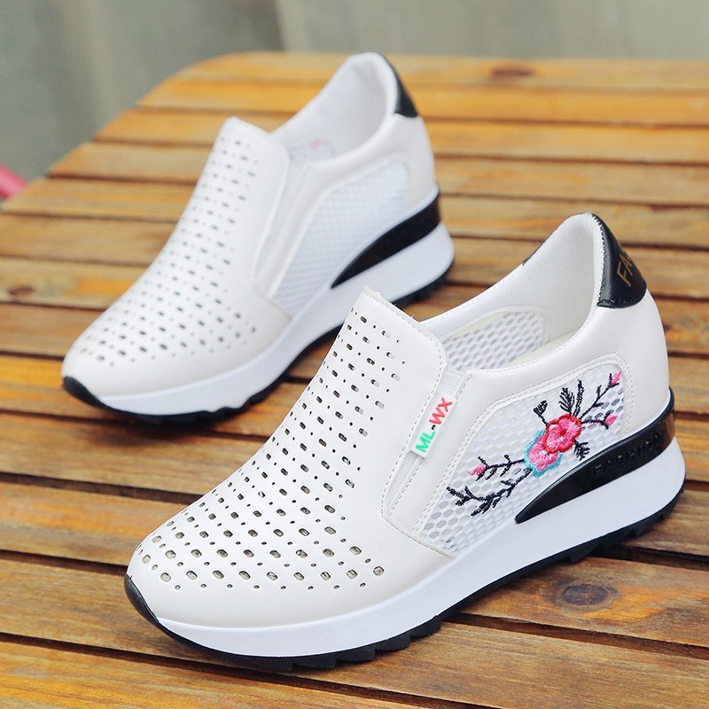 Mocassins brodés à enfiler par Amélie Morin