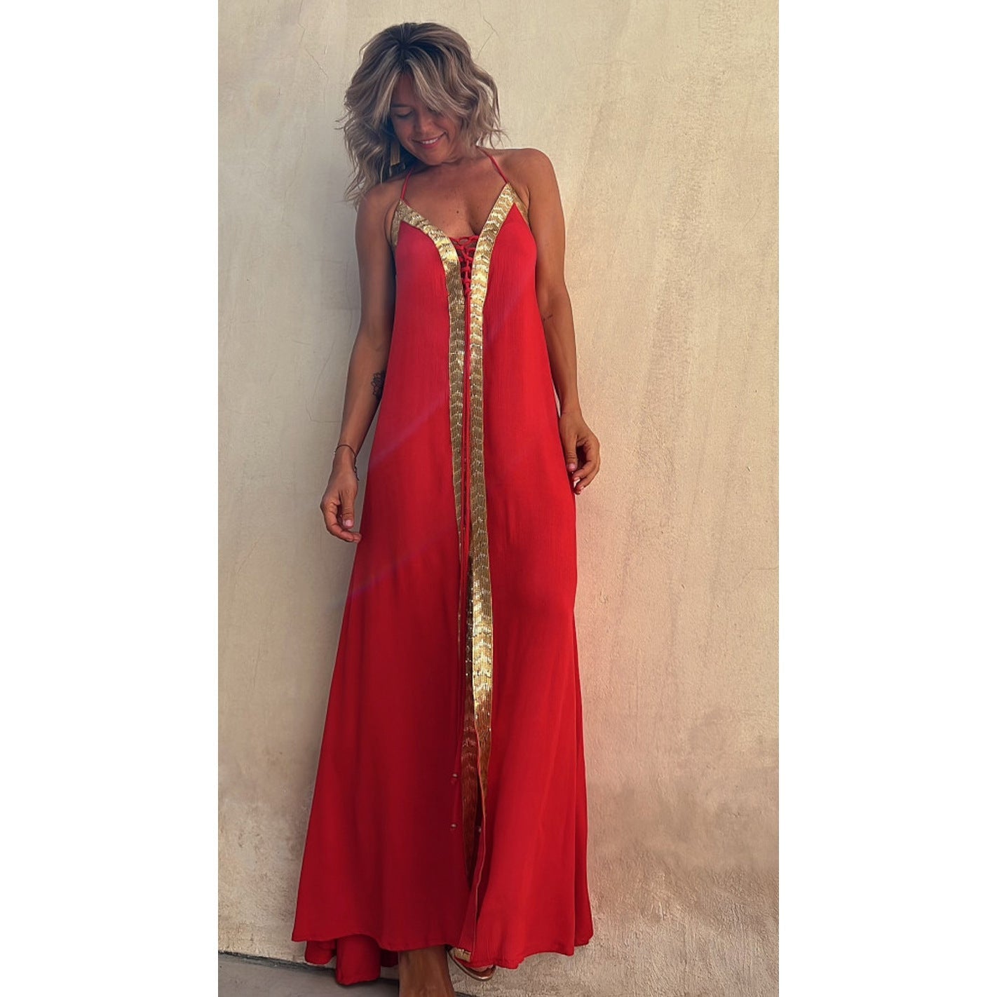 Robe élégante à lacets et col halter signée Amélie Morin