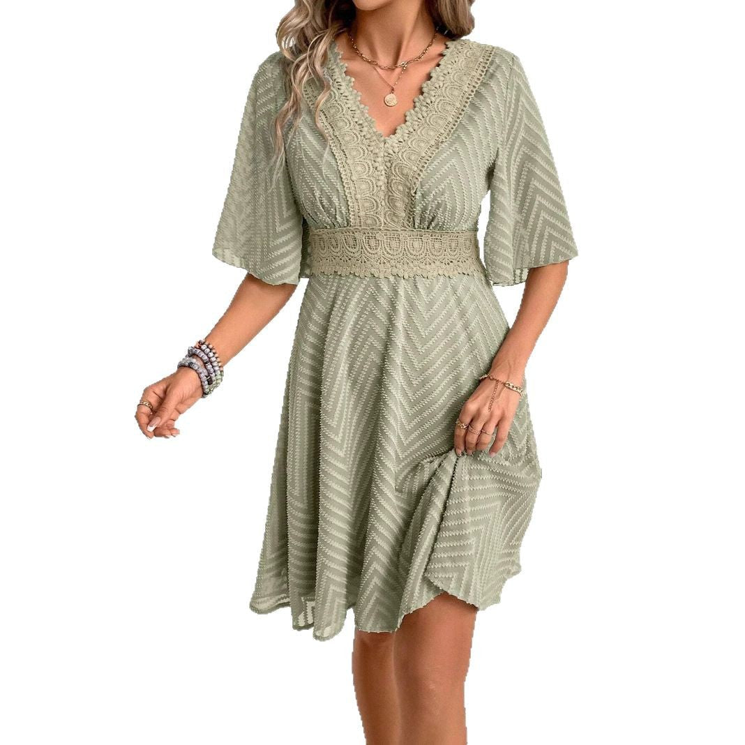 Robe à manches cloche en dentelle style Amélie Morin
