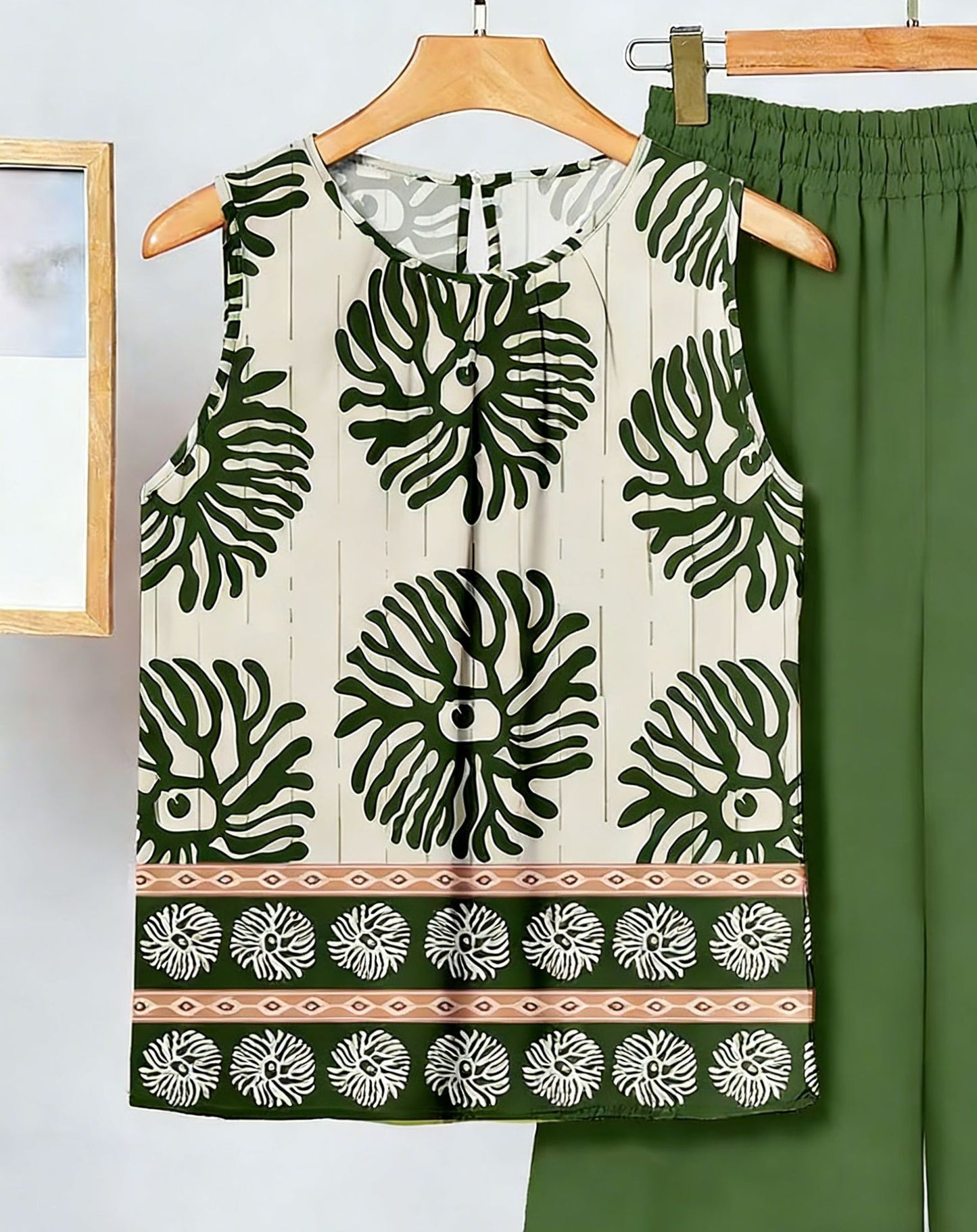 Ensemble deux pièces imprimé tendance pour femme : débardeur asymétrique sans manches et pantalon.