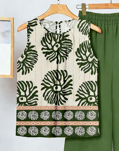 Ensemble deux pièces imprimé tendance pour femme : débardeur asymétrique sans manches et pantalon.