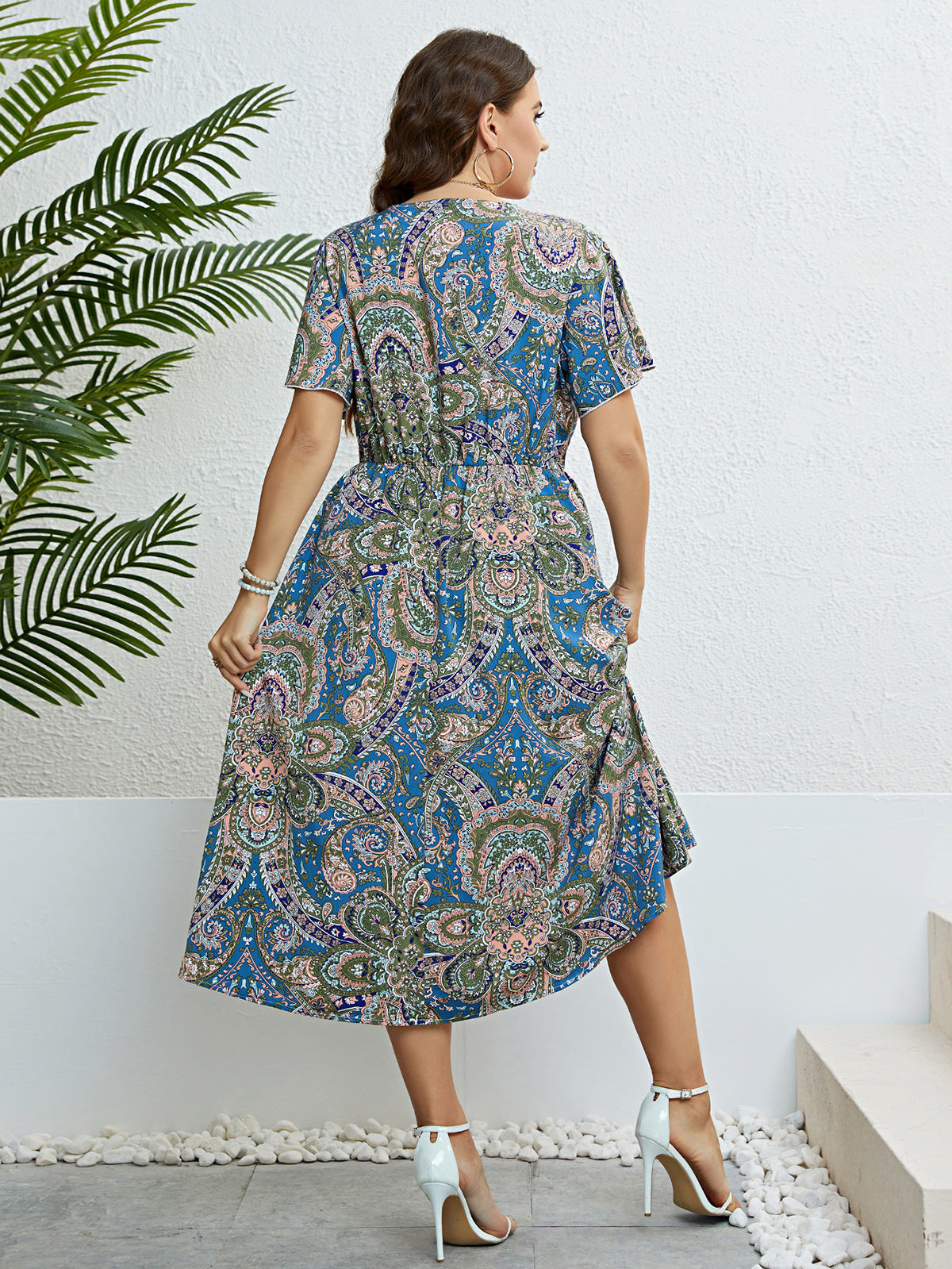 Robe d'été à imprimé rétro Amélie Morin et col en V