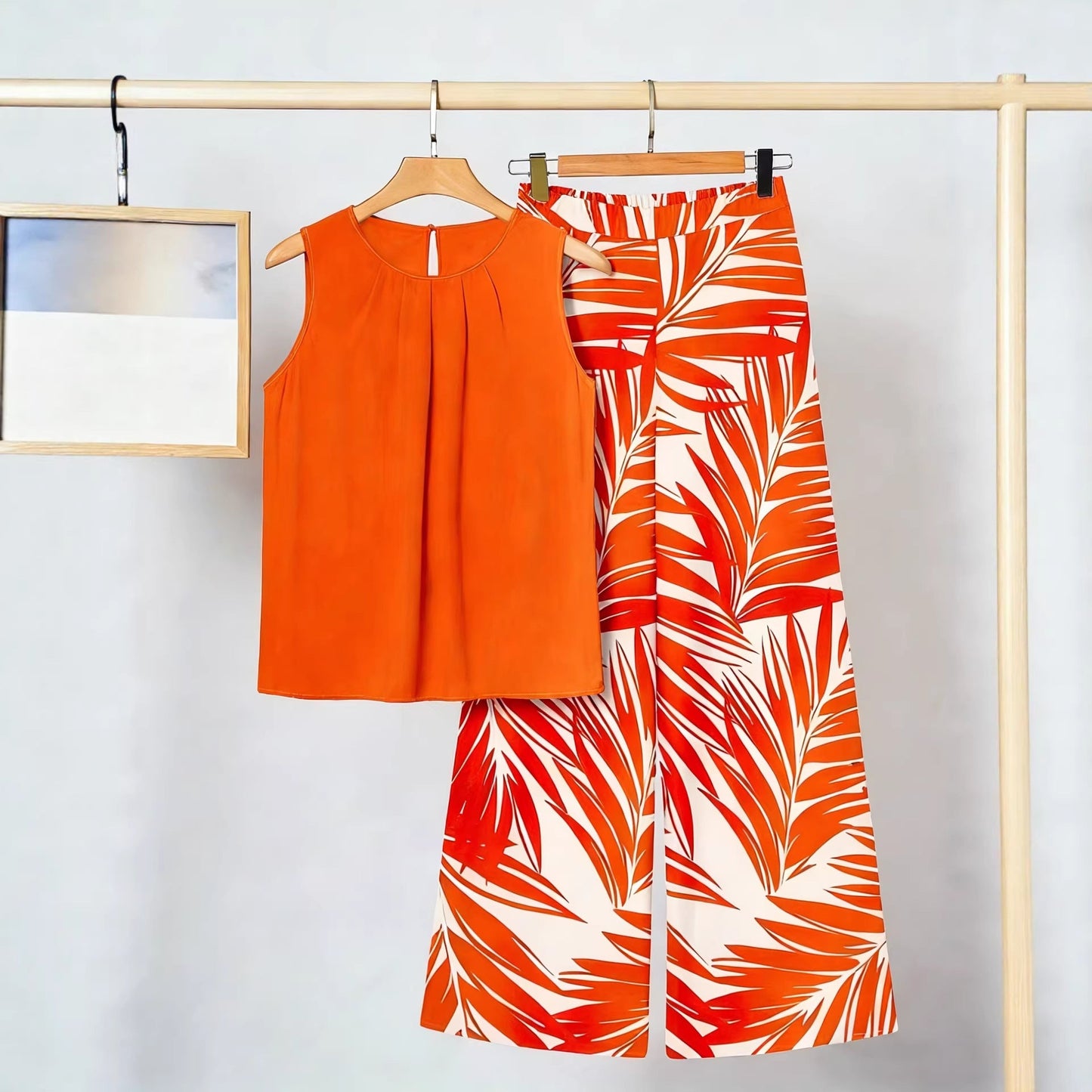 Ensemble deux pièces imprimé tendance pour femme : débardeur asymétrique sans manches et pantalon.