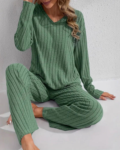 Ensemble de vêtements d'intérieur décontractés et confortables pour femme, composé d'un haut à manches longues côtelé et d'un pantalon.