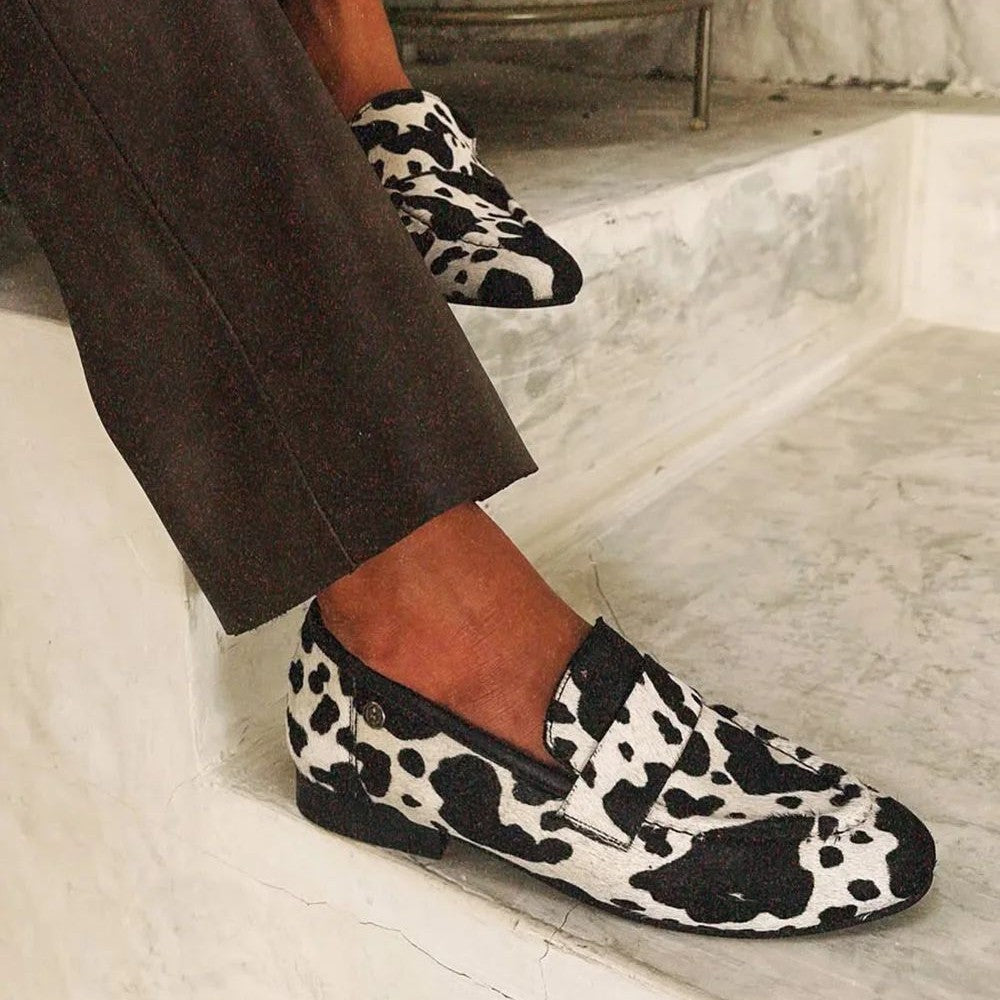 Chaussures grandes tailles à bout rond imprimé vache par Amélie Morin