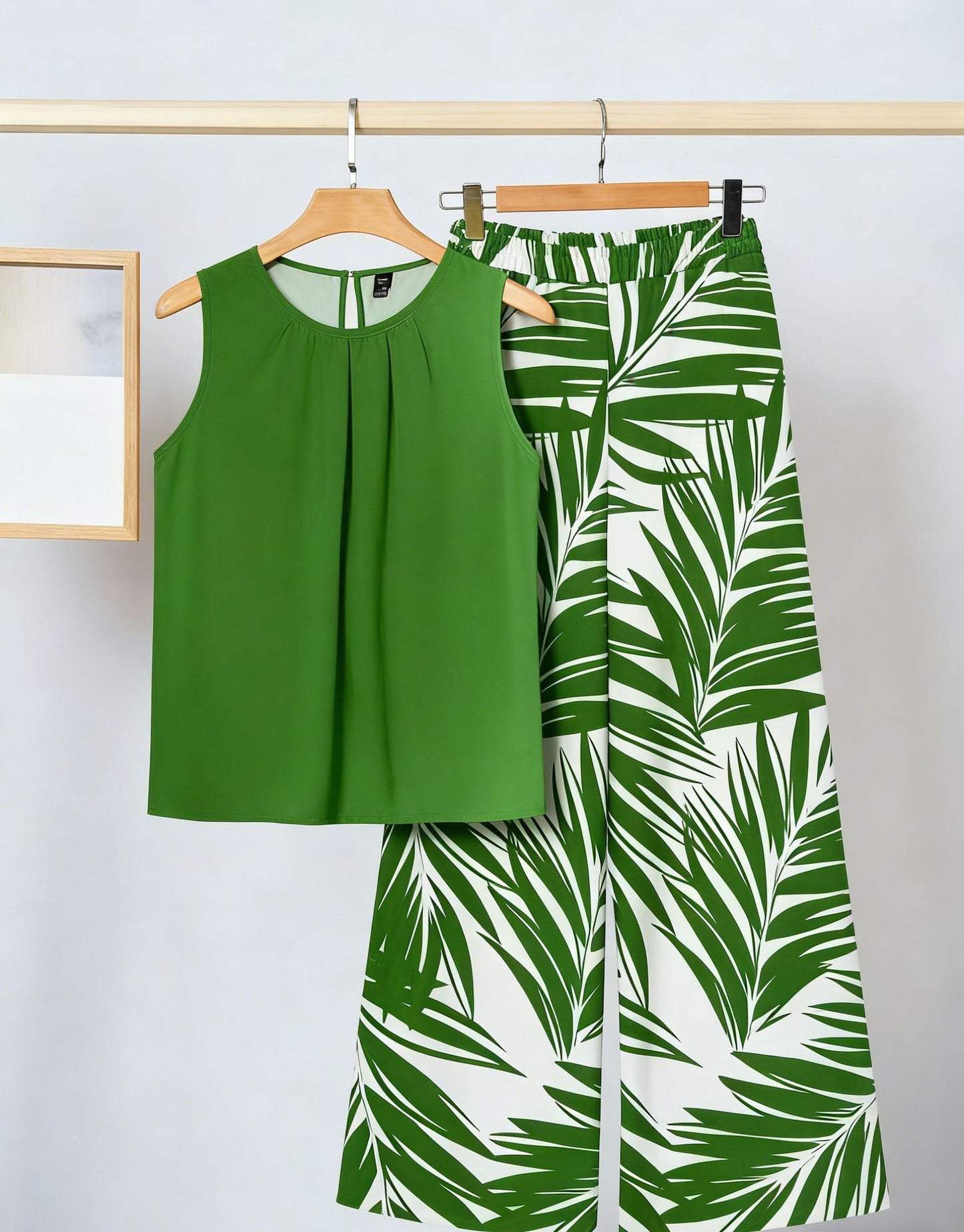 Ensemble deux pièces imprimé tendance pour femme : débardeur asymétrique sans manches et pantalon.