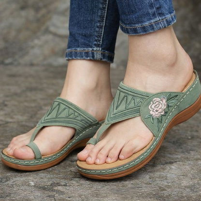 Sandales compensées à fleurs brodées par Amélie Morin