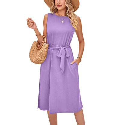 Robe midi chic sans manches et ceinturée par Amélie Morin