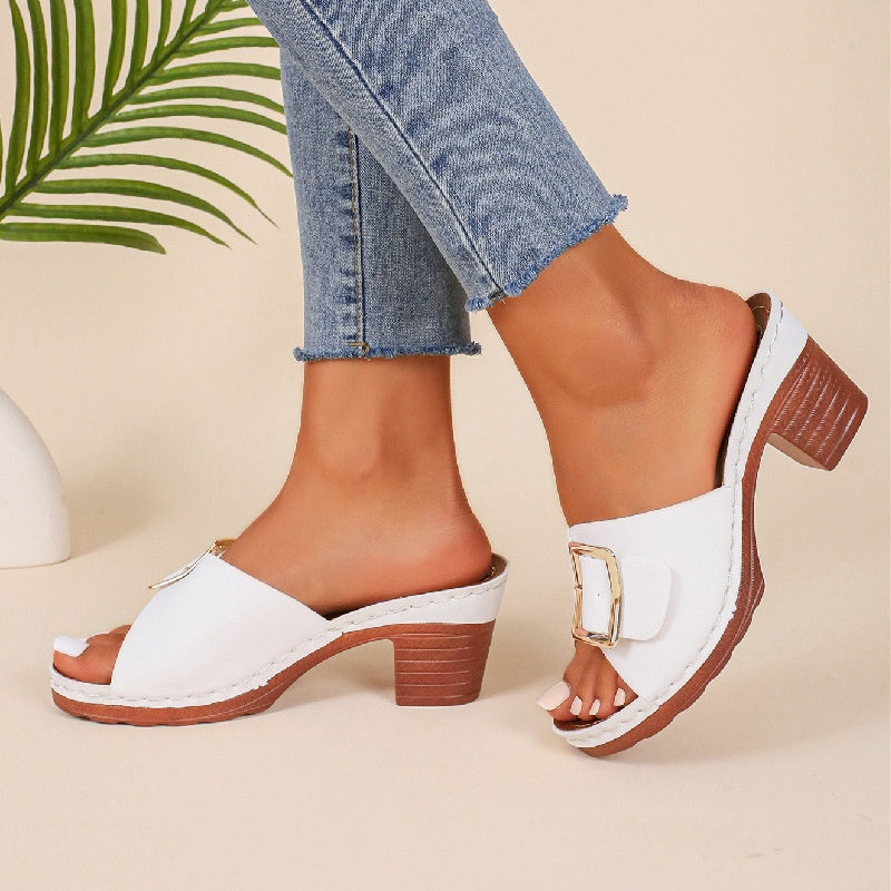 Sandales à talons hauts et boucle chics par Amélie Morin