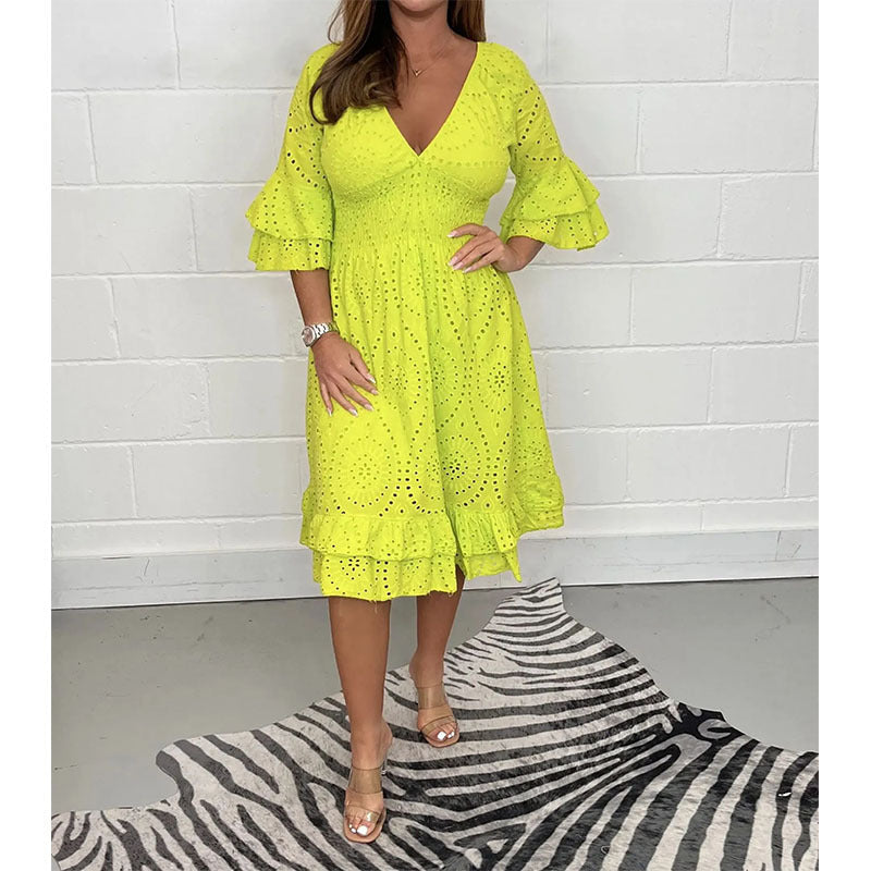 Robe chic brodée à col en V signée Amélie Morin