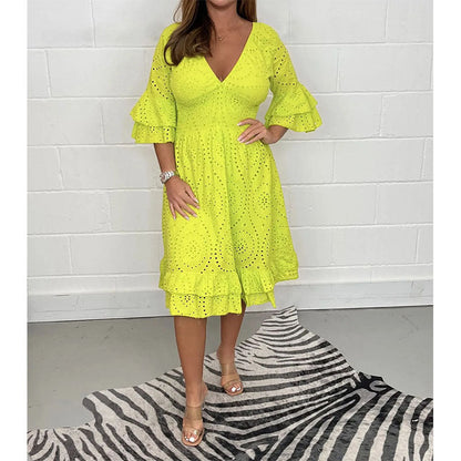 Robe chic brodée à col en V signée Amélie Morin