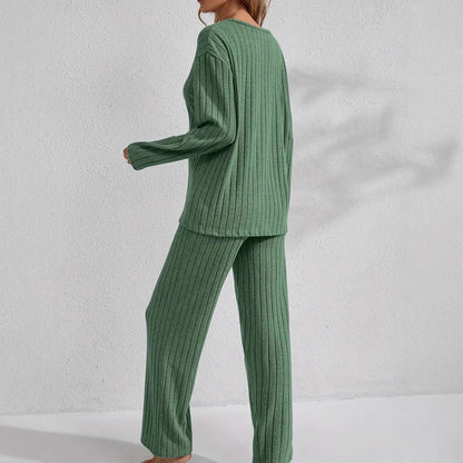 Ensemble de vêtements d'intérieur décontractés et confortables pour femme, composé d'un haut à manches longues côtelé et d'un pantalon.