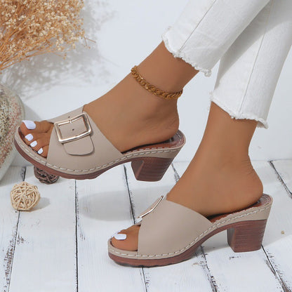 Sandales à talons hauts et boucle chics par Amélie Morin